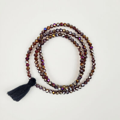 bracelet-en-perles-de-verres-irisees-avec pompon-en-coton-hirondellestore