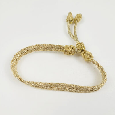 Bracelet en fil doré à motif torsadé façon épi,entièrement tissé à la main et ajustable. Création artisanale marocaine.