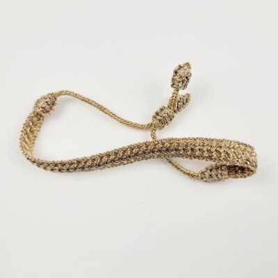 Bracelet en fil doré rosé,entièrement tissé à la main selon les techniques ancestrales de la passementerie traditionnelle. Création artisanale marocaine.