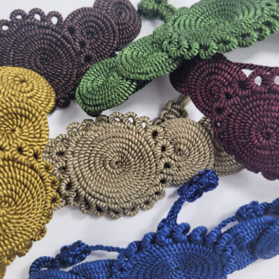 Ce bracelet rend hommage au raffinement de la passementerie marocaine traditionnelle.Il est composé de spirales en fil de soie végétale,entièrement tissé à la main. Fermeture par un nœud coulissant. Création artisanale marocaine