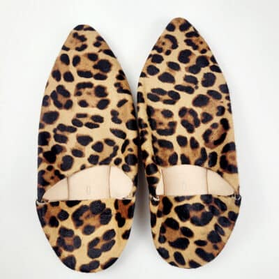 babouche-traditionnelle-pointue-en-peau-de-leopard-clair-hirondellestore