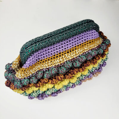 création artisanale,pochette en coton et fil brillant,entièrement crochetée à la main avec doublure intérieure.